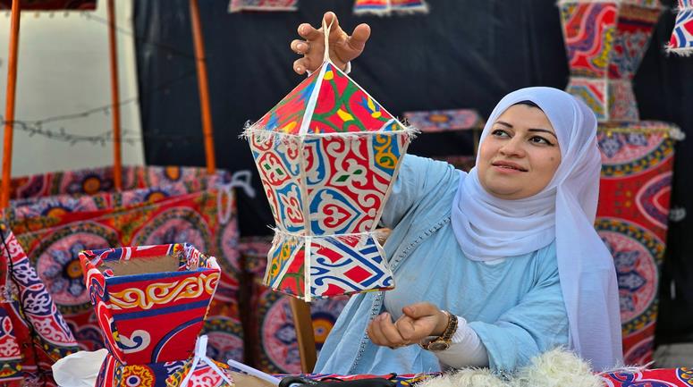 الشابة ريهان شراب تصنع "فوانيس رمضان" من بقايا صناديق المساعدات الموجودة داخل مخيمات النزوح في خان يونس، جنوب قطاع غزة