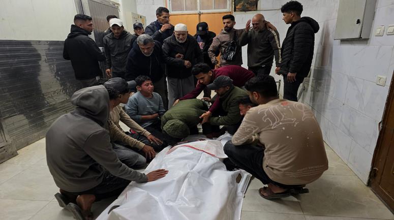 مواطنون يشيّعون جثمان الشهيد الشاب محمود إبراهيم البريم، الذي استُشهد جراء استهداف بطائرة مسيّرة إسرائيلية قرب دوار أبو حميد شرق خان يونس، جنوب قطاع غزة