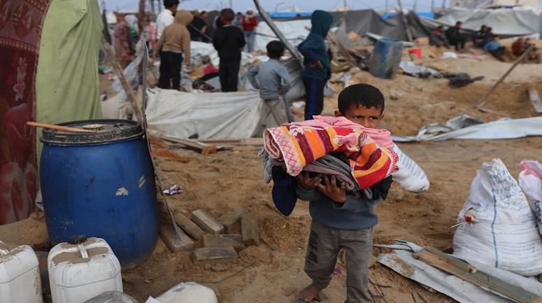 مواطنون يبحثون عن أغراضهم الشخصية بين الأنقاض عقب الهجوم الإسرائيلي على خيام مؤقتة في منطقة أنصار بمدينة غزة