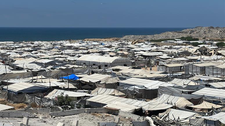 اكتظاظ خيام النازحين المقامة بين أنقاض المباني المدمرة في منطقة المقوسي شمال غرب مدينة غزة