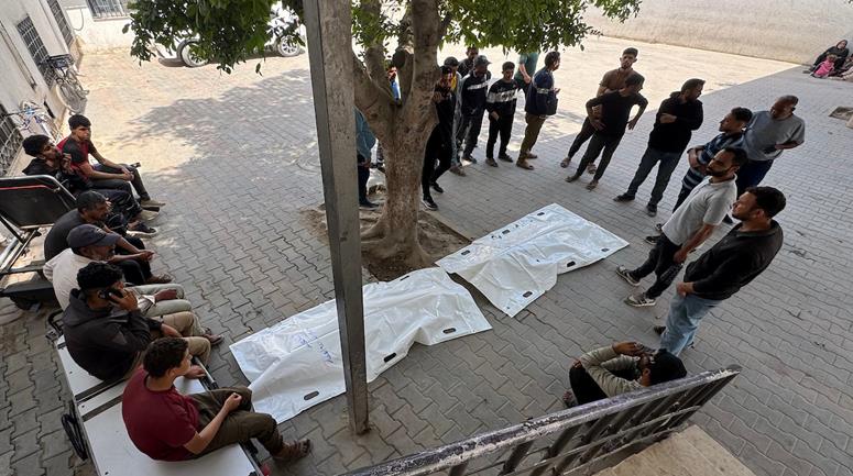 مواطنون يشيعون جثماني شهيدين من عائلة العطار بعد استهدافهم من قبل الاحتلال الاسرئيلي في منطقة العطاطرة شمال قطاع غزة