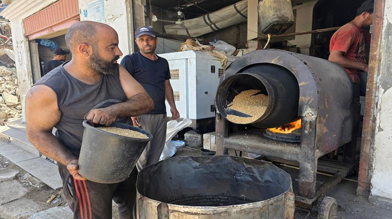 استئناف العمل في مطاحن البهارات بخان يونس جنوب قطاع غزة، عقب انتشال الآلات من تحت الأنقاض وإصلاحها