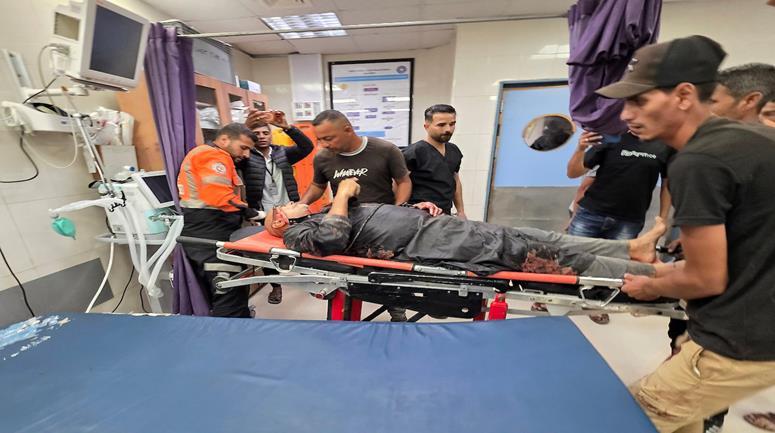 وصول 4 إصابات إلى مجمع ناصر الطبي جراء غارة إسرائيلية استهدفت خيمة في منطقة المواصي غرب مدينة خان يونس