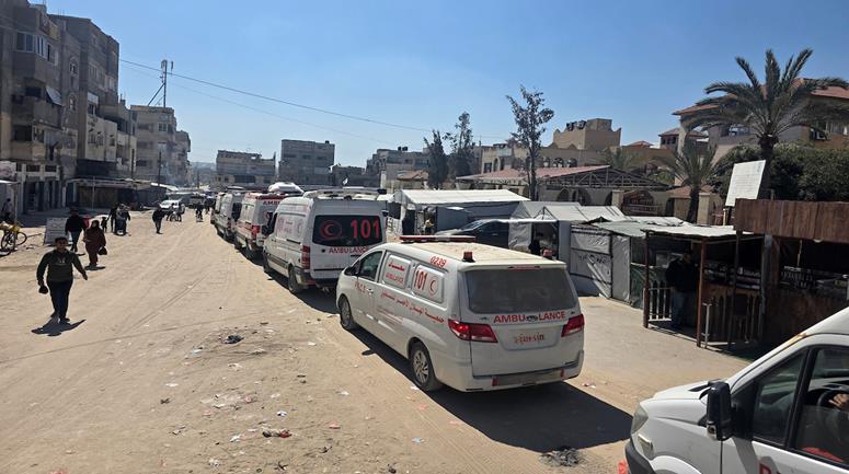 عدد من المرضى والجرحى برفقة مرافقيهم يغادرون مقر الهلال الأحمر في خان يونس، جنوب قطاع غزة، متجهين نحو معبر رفح لتلقي العلاج في الخارج