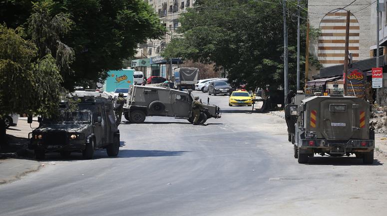  قوات الاحتلال الإسرائيلي خلال محاصر مبنى في حي المعاجين في نابلس