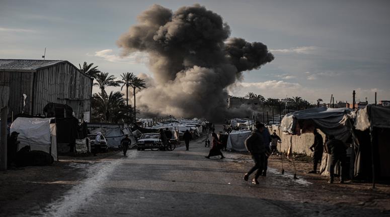 دخان يتصاعد جراء القصف الاسرائيلي الذي استهدفت منطقة قرب مخيم للنازحين في دير البلح وسط قطاع غزة