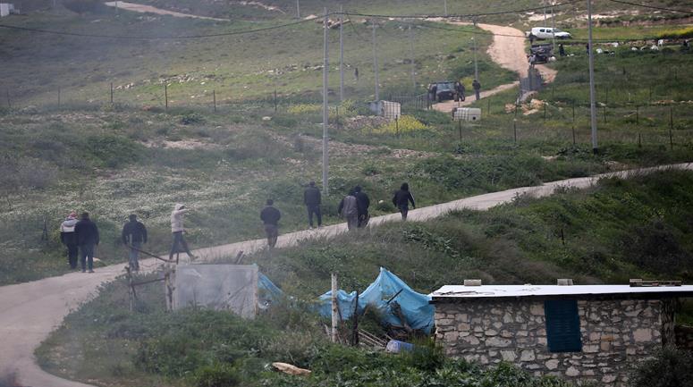 مستعمرون يقيمون بؤرة استعمارية ضمن حقول زراعية في قرية بيت إمرين شمال نابلس