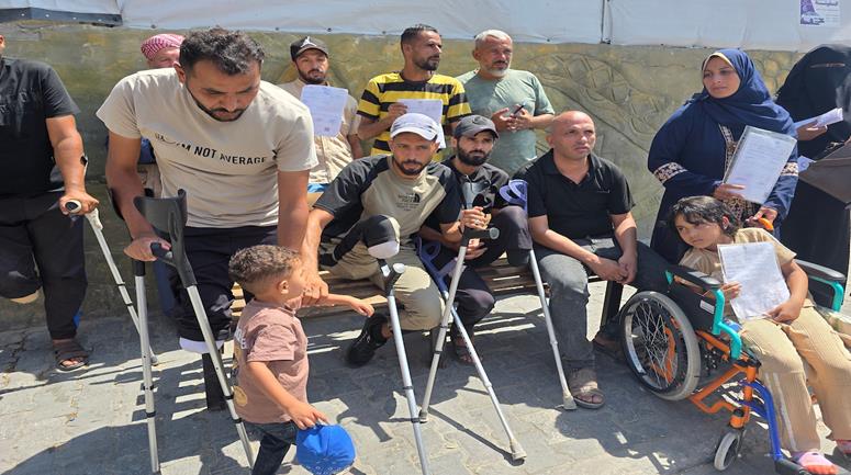 جرحى ومرضى في خان يونس جنوب قطاع غزة يطالبون بتسريع سفرهم للعلاج في الخارج