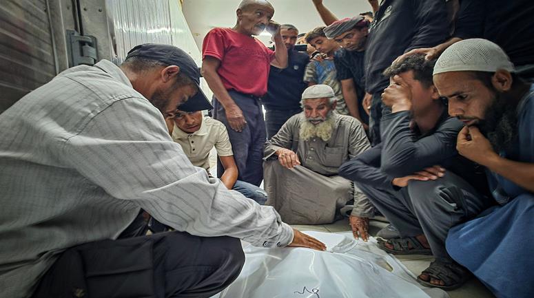 مسعفون ينقلون جثامين 3 شهداء ومصابين إلى مجمع ناصر الطبي في مدينة خان يونس جنوبي قطاع غزة