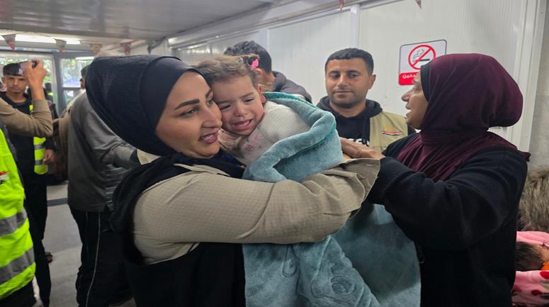 ثمانية أطفال يعودون إلى أحضان عائلاتهم في مجمع ناصر الطبي في خان يونس، بالتنسيق مع منظمة الصحة العالمية بعد رحلة علاج في الأراضي المصرية استمرت قرابة عامين