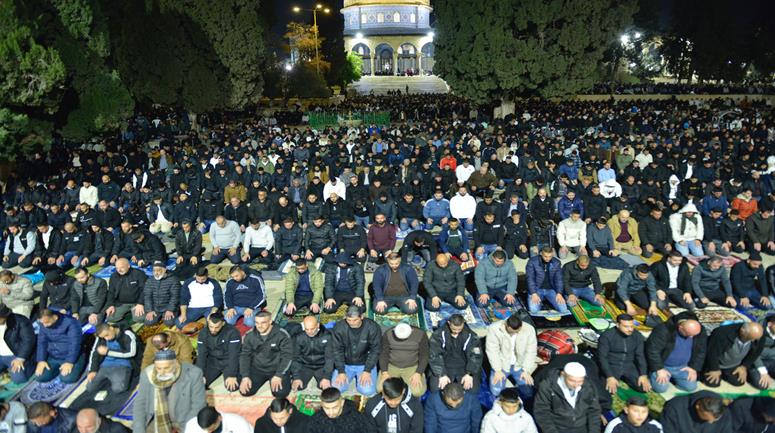 100 ألف مصلٍ يؤدون صلاتي العشاء والتراويح في رحاب المسجد الأقصى المبارك