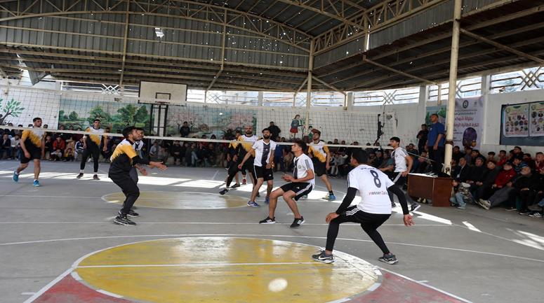 شبان يلعبون كرة الطائرة داخل ملجأ في مدينة غزة خلال شهر رمضان، وسط الظروف المعيشية القاسية التي يواجهها النازحون بسبب الحرب ونقص الاحتياجات الأساسية