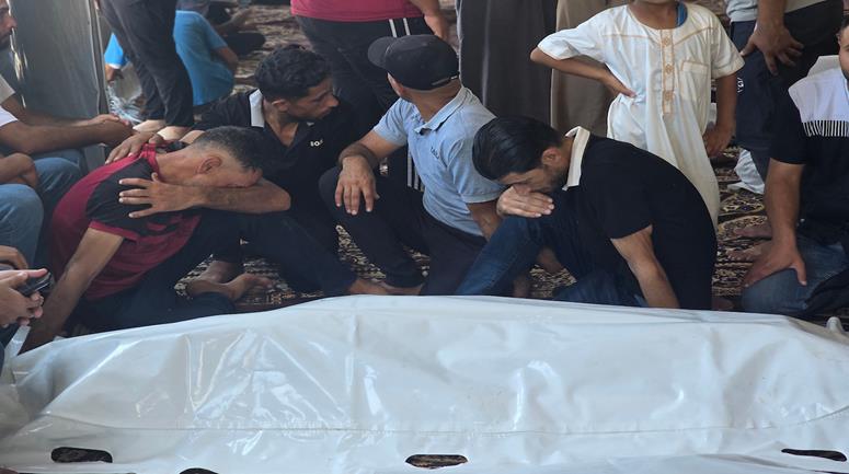 وداع وتشييع ثلاثة من أفراد عائلة عابدين في مجمع ناصر الطبي بخان يونس حيث ارتقوا في غارة إسرائيلية استهدفت بقايا منزلهم في منطقة القرارة شمال المدينة جنوبي قطاع غزة