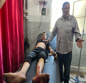 مصابون يتلقون العلاج في مستشفى العودة بمخيم النصيرات وسط قطاع غزة، عقب غارة إسرائيلية استهدفت دراجة نارية في المخيم