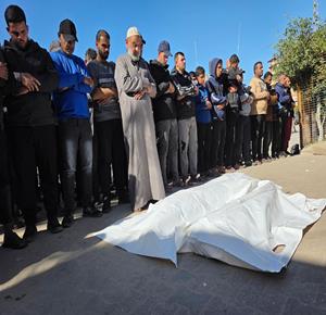 تشييع جثامين ثلاثة شهداء "طفلتان ومسعف"، في مستشفى ناصر بخان يونس، بعد ارتقائهم جرّاء غارة إسرائيلية استهدفت مخيمًا للنازحين في منطقة المواصي جنوب قطاع غزة