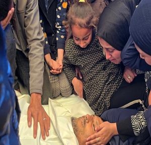 وداع وتشييع الشهيد منتصر سعد سمور في مستشفى ناصر، ارتقى برصاص الجيش الإسرائيلي في بلدة بني سهيلا شرق خان يونس