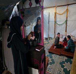 ستة أشقاء من عائلة بعلوشة يعيشون  في مخيم للأيتام في خان يونس جنوب قطاع غزة بعد نزوحهم من جباليا شمالاً، عقب استشهاد والدهم في العدوان الإسرائيلي