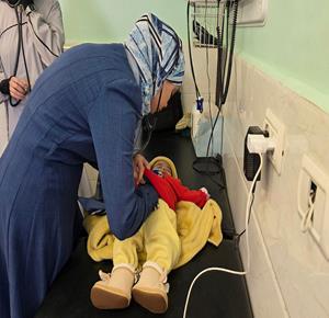 أطفال رضّع في غزة يواجهون سوء تغذية حاد يهدد حياتهم مع اقتراب نفاد حليب الأطفال وسط تدهور الأوضاع الإنسانية.