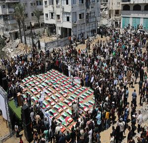تشييع رفات 112 شهيداً من عائلة واحدة بعد انتشالها من تحت أنقاض منازل قصفها الاحتلال بغزة