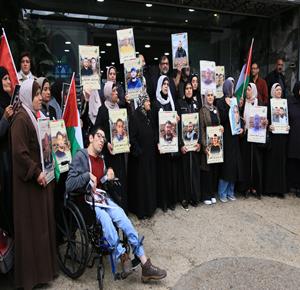 أهالي الأسرى ينظمون وقفة احتجاجية في مدينة نابلس للمطالبة بالإفراج عن ذويهم من سجون الاحتلال