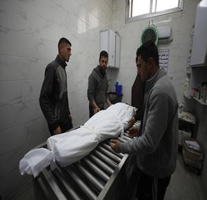 وصول جثمان شهيد إلى مستشفى الشفاء بمدينة غزة، بعد ارتقائه برصاص قوات الاحتلال في جباليا البلد شمالي قطاع غزة