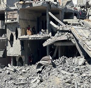 مواطنون يتفقدون الدمار  في حي الأمل بخان يونس جنوب قطاع غزة