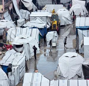 مياه الأمطار تغرق خيام النازحين في خان يونس 