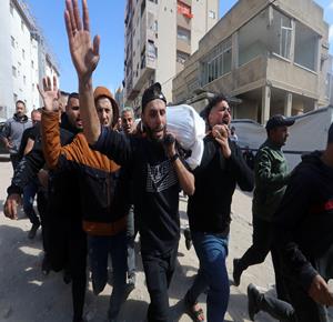 وداع وتشييع شهيدين ارتقيا في غارة إسرائيلية بمدينة غزة