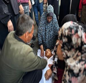 مواطنون يشيعون عددا من الشهداء من بينهم اطفال في مستشفى ناصر الطبي بخان يونس جنوب قطاع غزة