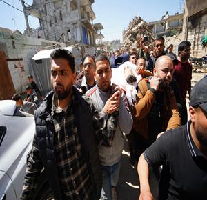 مواطنون يشيّعون جثمان الشهيد الصحفي محمد وشاح، مراسل قناة الجزيرة، الذي استُشهد في غارة إسرائيلية مساء أمس، في مخيم البريج، وسط قطاع غزة