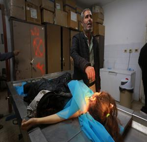 وصول جثمان الطفلة ريتاج عبد الرؤوف ريحان (13 عاماً) إلى مستشفى الشفاء بمدينة غزة  إثر إصابتها بطلق ناري أثناء تلقيها التعليم داخل خيمة تعليمية  في بيت لاهيا شمال القطاع