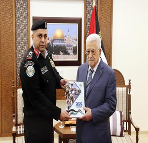 الرئيس محمود عباس، يتسلم التقرير السنوي لجهاز الدفاع المدني الفلسطيني لعام 2025، وذلك خلال استقباله المدير العام للجهاز اللواء أكرم ثوابتة، وقيادة الجهاز، في مقر الرئاسة بمدينة رام الله