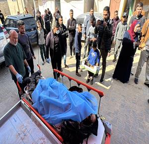 نقل جثماني شهيدين ارتقيا باستهداف الاحتلال الإسرائيلي دراجة كهربائية في منطقة المصدر وسط قطاع غزة