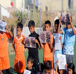 أطفال قرية أم الخير يوجهون رسالة إلى فيفا مع انطلاق كأس العالم، مطالبين بالتدخل لحماية ملعبهم المهدد بالهدم من قبل الاحتلال الإسرائيلي وضمان حقهم في اللعب وممارسة الرياضة