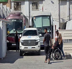 مرضى وجرحى يغادرون مقر جمعية الهلال الأحمر الفلسطيني في خان يونس برفقة ذويهم متوجهين إلى معبر رفح لتلقي العلاج في مصر