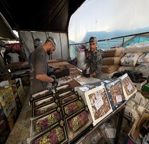 يواصل جهاد الجعفري، صناعة الحلقوم في مصنع بسيط من القماش المشمع والحديد بخان يونس استعدادًا لعيد الفطر، بعد تدمير الاحتلال لمصنعه الأصلي الذي أُسس عام 2012 خلال الحرب الأخيرة