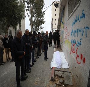 تشييع الشهداء الذين ارتقوا جراء انهيار مبان متضررة من الحرب في يوم شتوي عاصف في بمدينة غزة