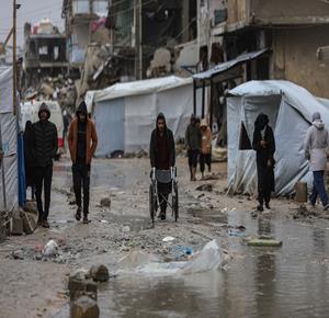 نازحون يكافحون لمواصلة حياتهم اليومية وسط الأنقاض التي خلّفتها الهجمات الإسرائيلية على غزة في ظلّ المنخفض الجوي والبرد القارس