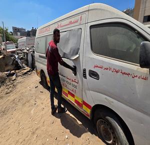 عشرات مركبات الإسعاف تخرج عن الخدمة في مجمع ناصر الطبي بخان يونس جنوب قطاع غزة، نتيجة العدوان الإسرائيلي المستمر على القطاع والحصار الذي يمنع دخول قطع الغيار اللازمة للصيانة.