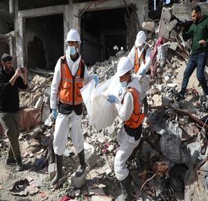 انتشال رفات 67 شهيدا من عائلة أبو نصر من تحت أنقاض منزل استهدف بالقصف في بيت لاهيا شمال غزة