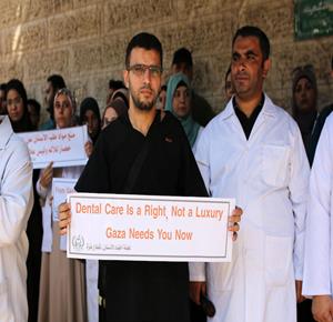 أطباء ينظمون وقفة في غزة للمطالبة بإدخال مواد ومستلزمات علاج الفم والأسنان إلى القطاع