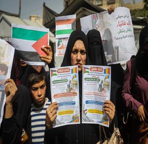 مواطنون يشاركون في وقفة للمطالبة بلم شمل العائلات، وإعادة فتح المعابر والسماح بالسفر لتمكين الأزواج والأطفال المنفصلين عن أقاربهم من الاجتماع بعائلاتهم