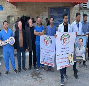 أطباء ينظمون وقفة احتجاجية في ساحة مستشفى الأقصى بمدينة دير البلح وسط قطاع غزة، للمطالبة بالإفراج عن زملائهم من الأطباء والممرضين المعتقلين في سجون الاحتلال