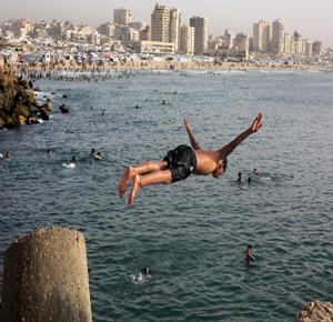 النازحون في غزة يهربون من درجات الحرارة المرتفعة وحرّ الخيام إلى البحر