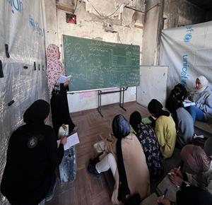 مواطنون يحولون منزلا قصفه الاحتلال إلى مدرسة لطلبة جباليا شمال قطاع غزة