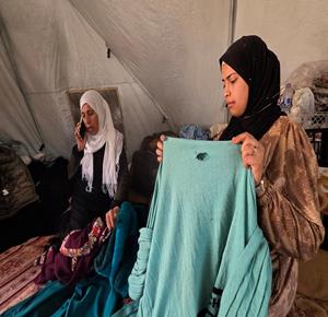 العروس أماني أبو سلمى تصدم قبل أيام من زفافها بسبب تعرض جهاز عرسها لأضرار كبيرة نتيجة تدمير القوارض لمقتنياتها داخل خيمتها في مخيم للنازحين في خان يونس، جنوب قطاع غزة