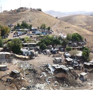 مشاهد لقرية الخان الأحمر شرق القدس، وهي قرية بدوية فلسطينية يعيش فيها نحو 350 مواطنا، في ظل قرار إسرائيلي بإخلائها وتصاعد انتهاكات المستعمرين بحق السكان ومراعيهم