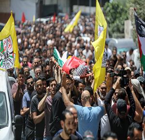 تشييع جثمان شهيد لقمة العيش زكريا علي قطوسة (44 عاما) في قرية دير قديس غرب رام الله، وسط حضور رسمي وجماهيري