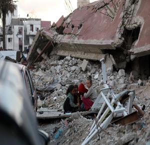 أطفال يلهون فوق أنقاض منازلهم المدمرة في حي الدرج شرق مدينة غزة