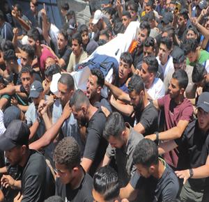 تشييع ثلاثة شهداء بينهم المصور الصحفي أحمد وشاح، بعد ارتقائهم بقصف منزل في مخيم البريج وسط قطاع غزة